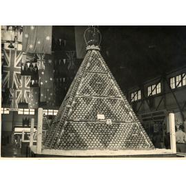 Apple Pyramid, 1941